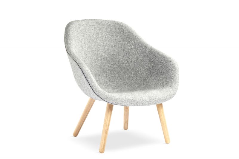 Grauer About a Lounge Sessel AAL 82 von Hay mit Holzbeinen, freigestellt.